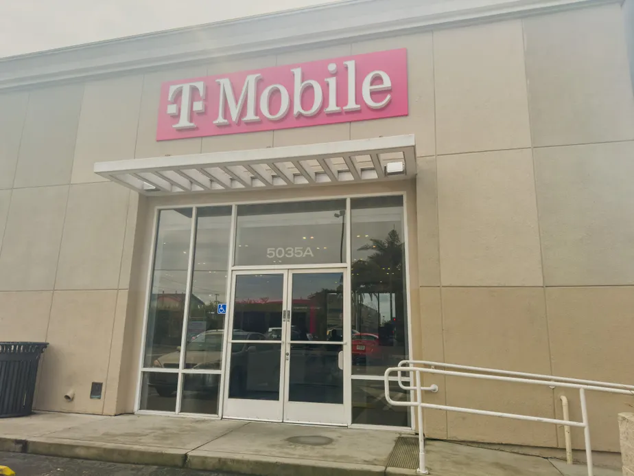Foto del exterior de la tienda T-Mobile en Rosecrans & Ocean Gate, Hawthorne, CA