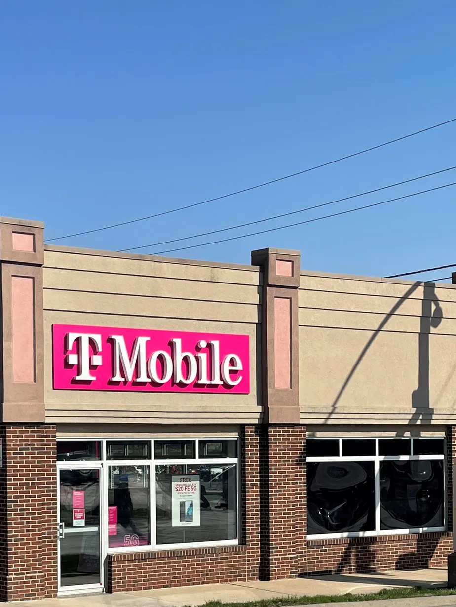 Exterior photo of T-Mobile Store at University Ave & 42nd St, Des Moines, IA
