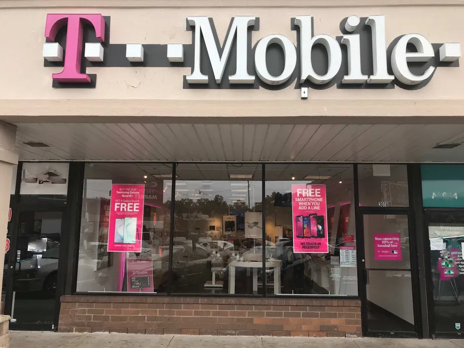 Exterior photo of T-Mobile store at S Halsted & W 31st, Chicago, IL