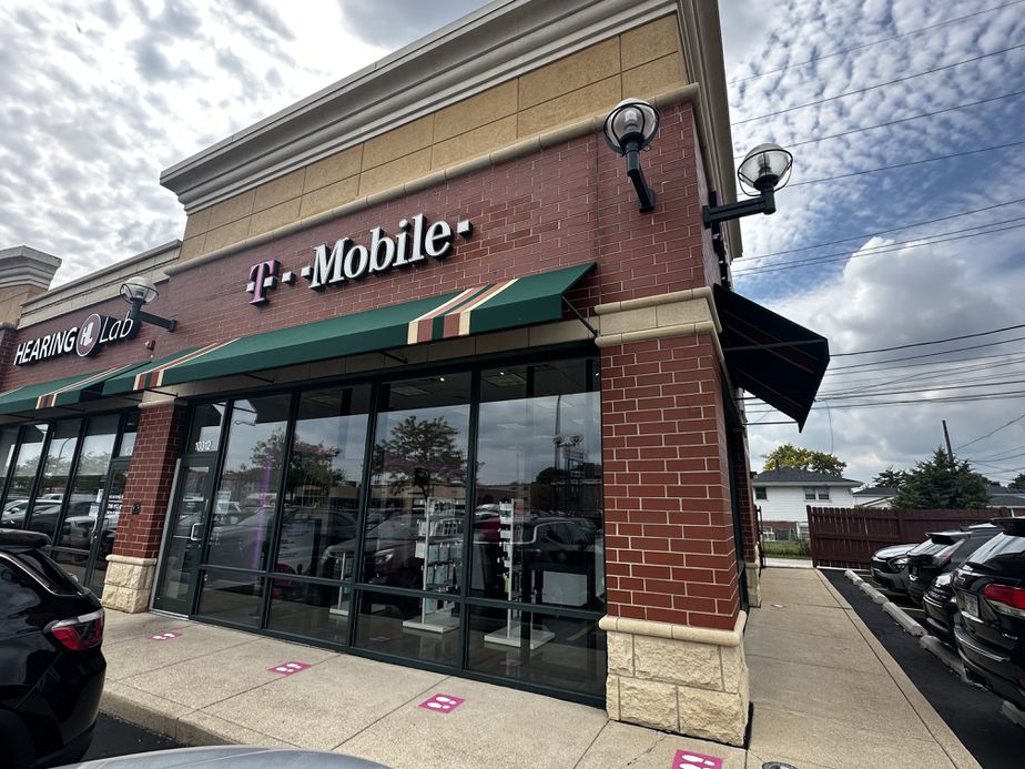 Exterior photo of T-Mobile Store at Cicero & 103rd, Oak Lawn, IL