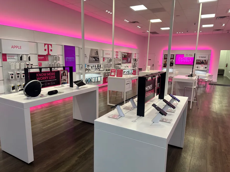 Foto del interior de la tienda T-Mobile en 4th South Market, Salt Lake City, UT