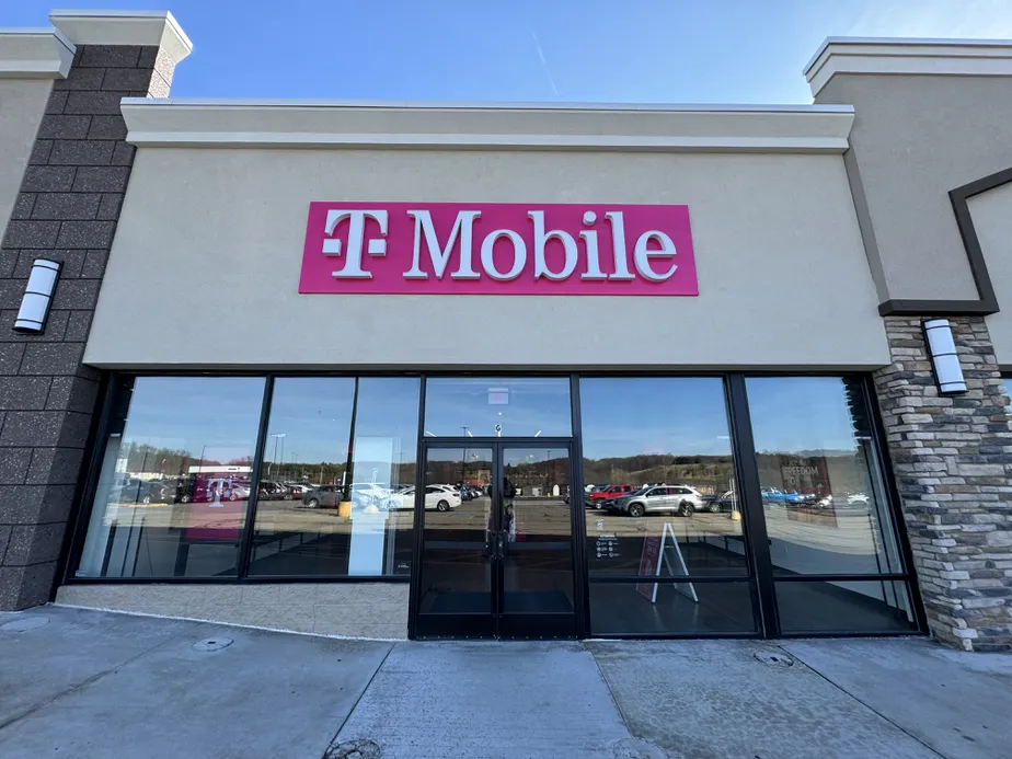  Exterior photo of T-Mobile Store at Summit Square, Calcutta, OH 