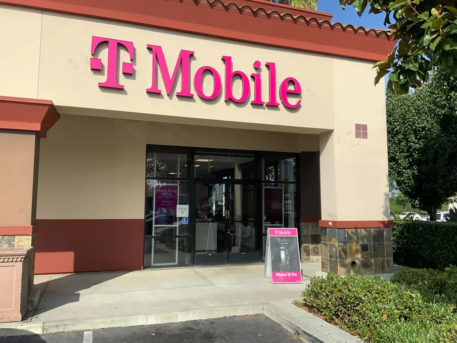 Foto del exterior de la tienda T-Mobile en Carson & Cherry, Long Beach, CA