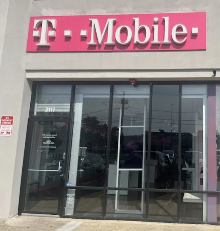  Exterior photo of T-Mobile Store at Lewis Ave & York House Rd, Waukegan, IL 