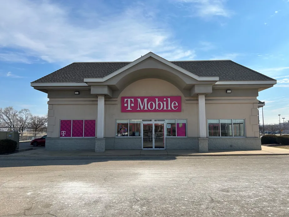 Foto del exterior de la tienda T-Mobile en River & Camp, East Peoria, IL