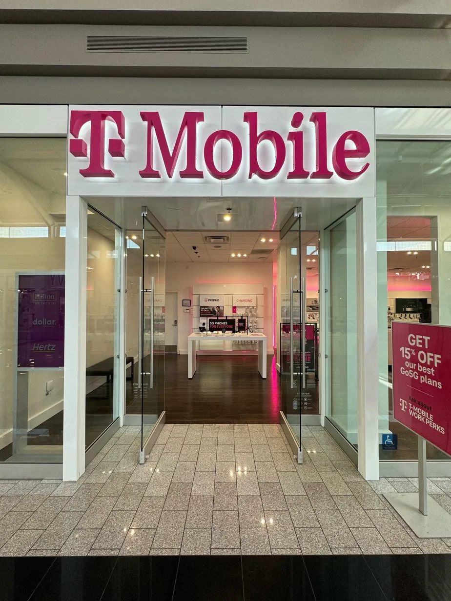 Foto del exterior de la tienda T-Mobile en Antelope Valley Mall, Palmdale, CA