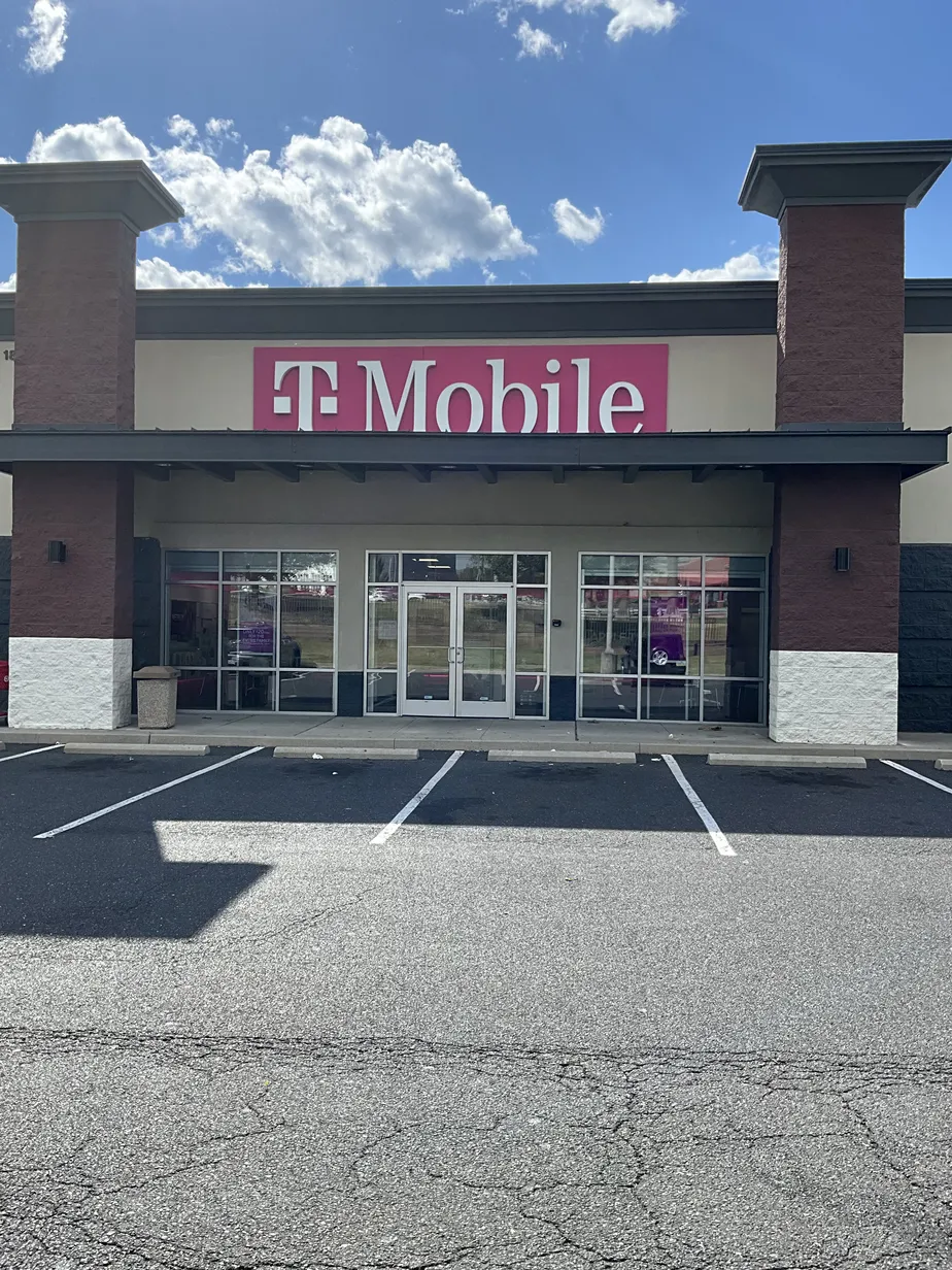  Exterior photo of T-Mobile Store at Airport Road, Allentown, PA 