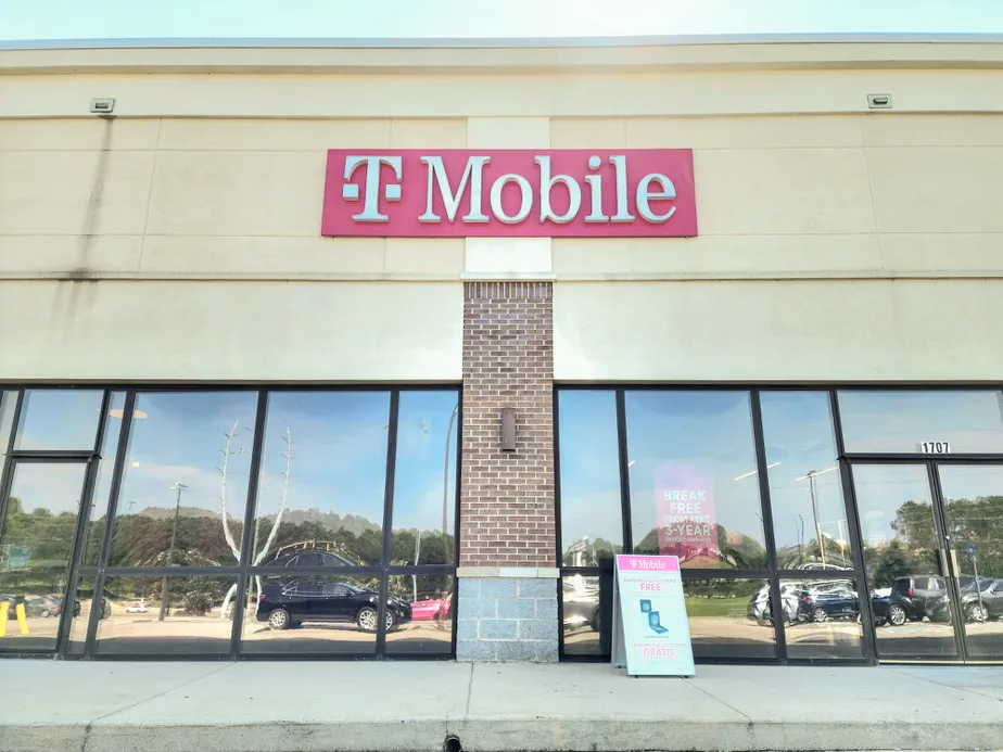 Exterior photo of T-Mobile Store at Montgomery Hwy & I 459 N, Hoover, AL