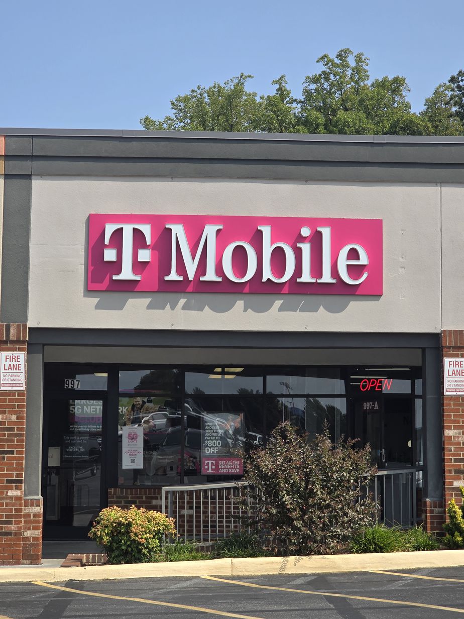 Exterior photo of T-Mobile Store at Hardy Rd & Clearview Dr, Vinton, VA