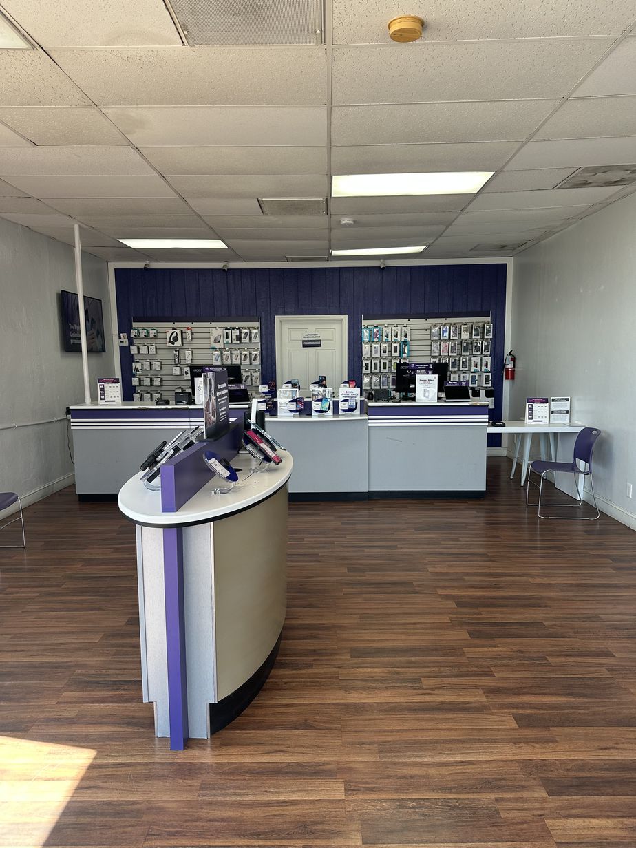 Metro by T-Mobile 901 N Chester Ave - 901 N Chester Ave 