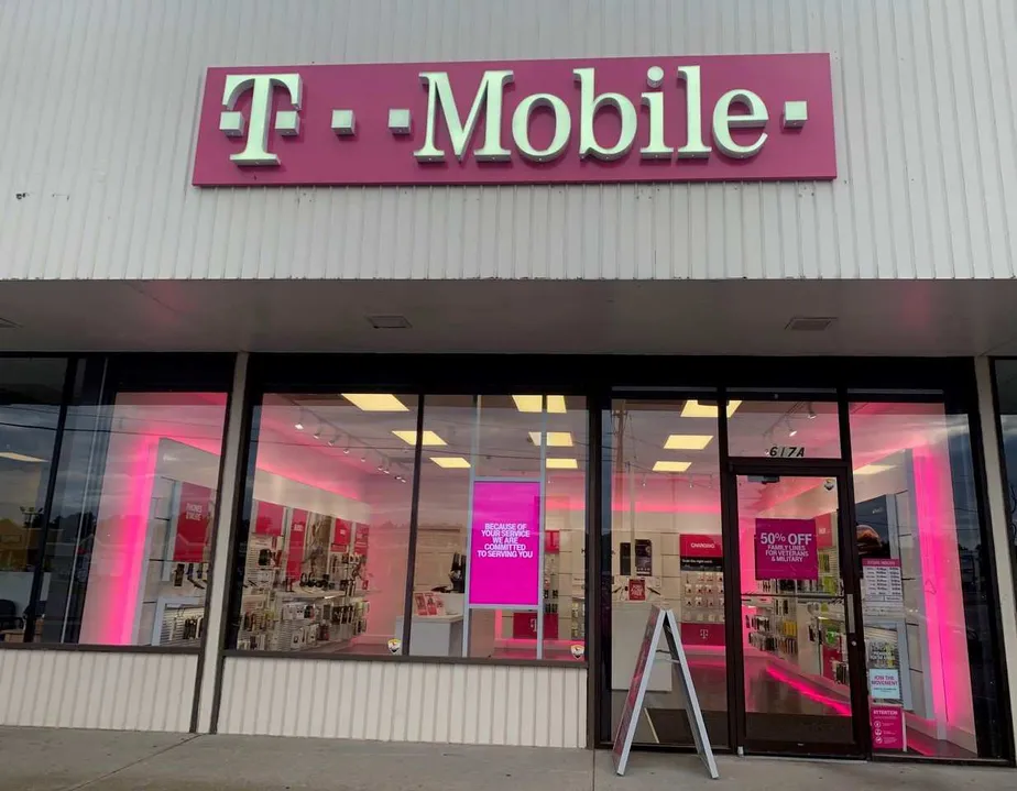 Exterior photo of T-Mobile store at East Belt Blvd & Hull Street Rd, Richmond, VA