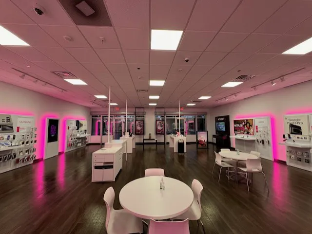  Interior photo of T-Mobile Store at W Lake St & N Itasca Rd, Addison, IL 