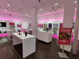 Foto del interior de la tienda T-Mobile en Mall Of San Juan, San Juan, PR