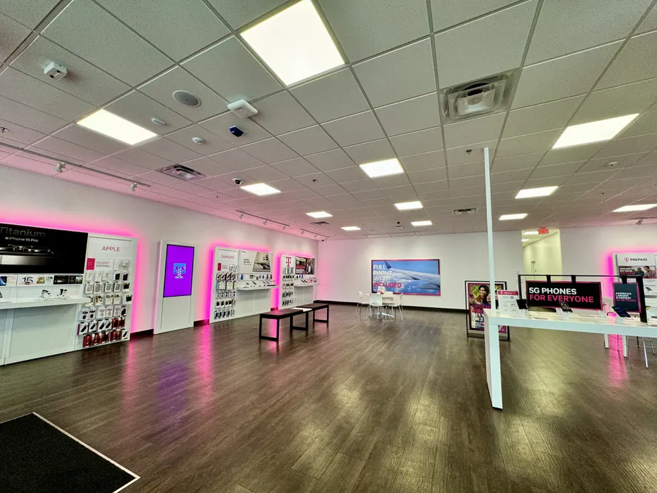 Foto del interior de la tienda T-Mobile en Phelan Rd & Sheep Creek Rd, Phelan, CA