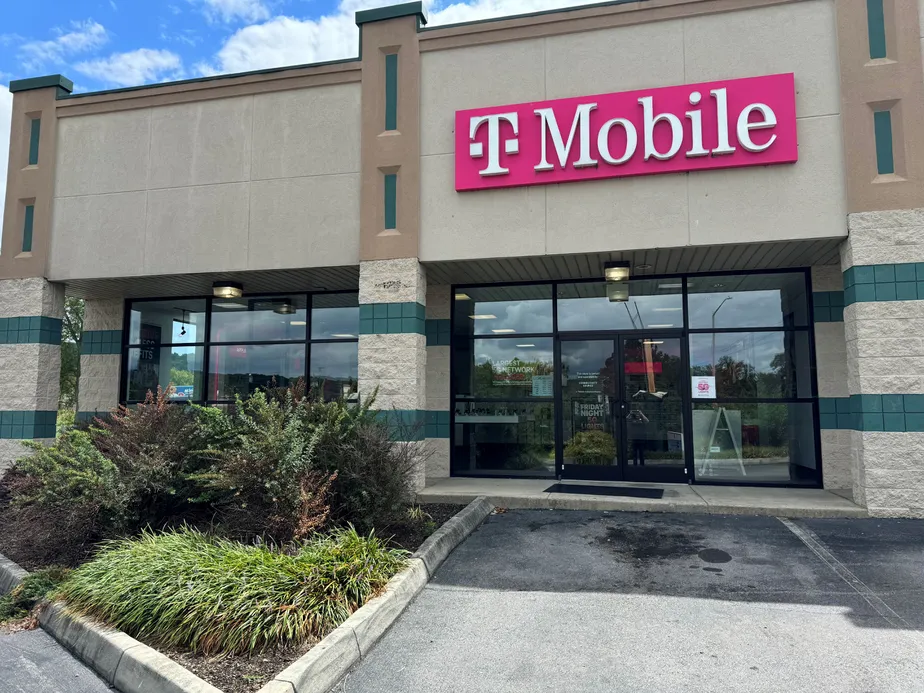  Exterior photo of T-Mobile Store at Linden Dr & I 81 N, Bristol, VA 