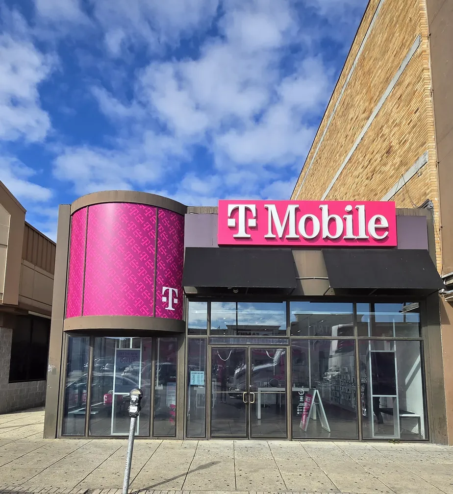  Exterior photo of T-Mobile Store at 69th & Chestnut, Upper Darby, PA 