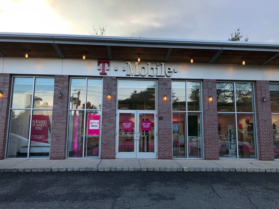 Exterior photo of T-Mobile store at Fletcher Avenue & I-95, Ft. Lee, NJ
