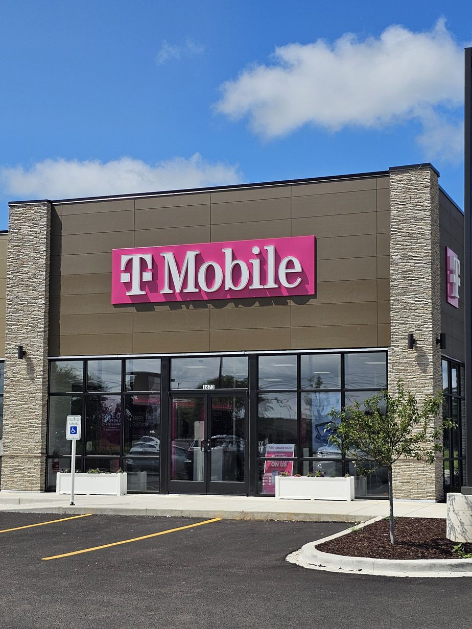 Exterior photo of T-Mobile Store at Galena & Walton, Dixon, IL