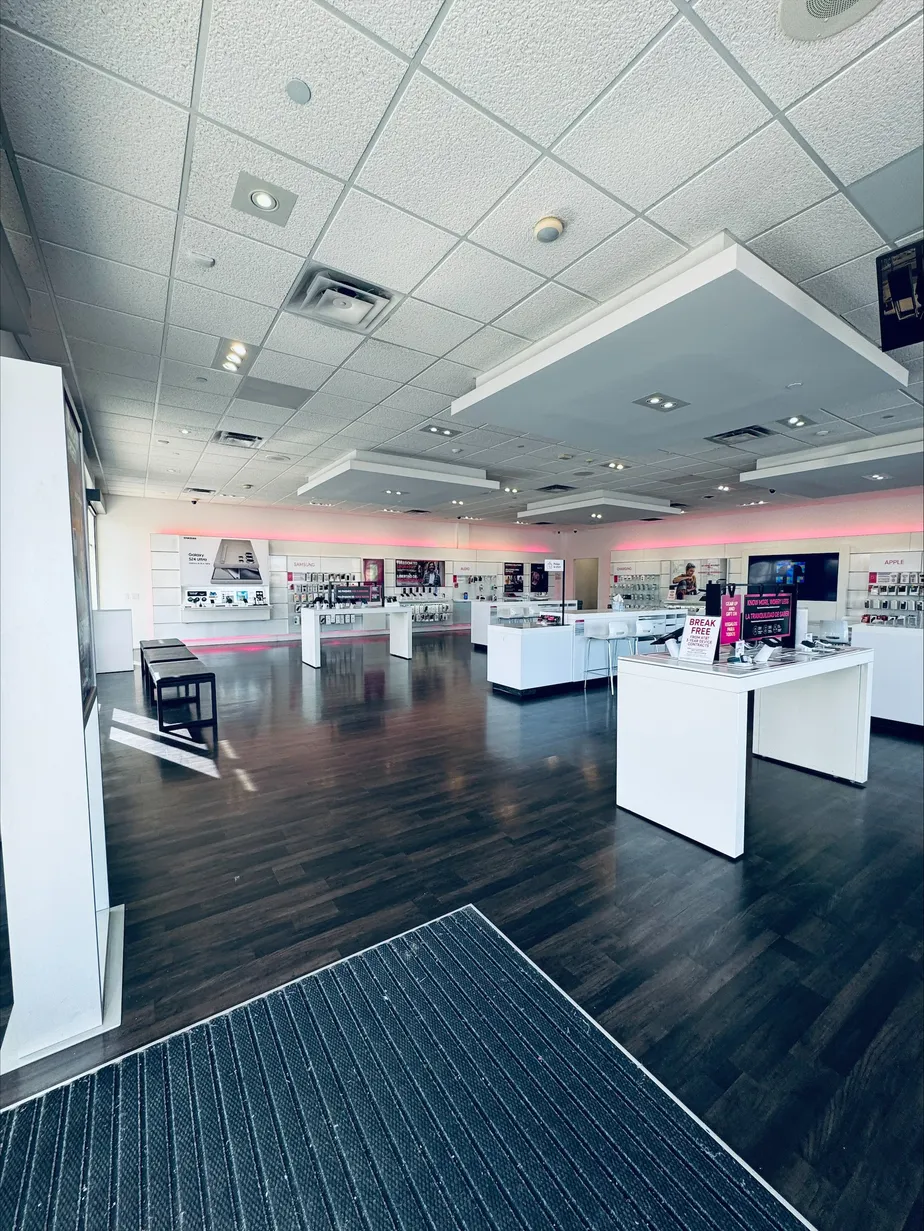 Foto del interior de la tienda T-Mobile en Hwy 111 & Dune Palms, La Quinta, CA