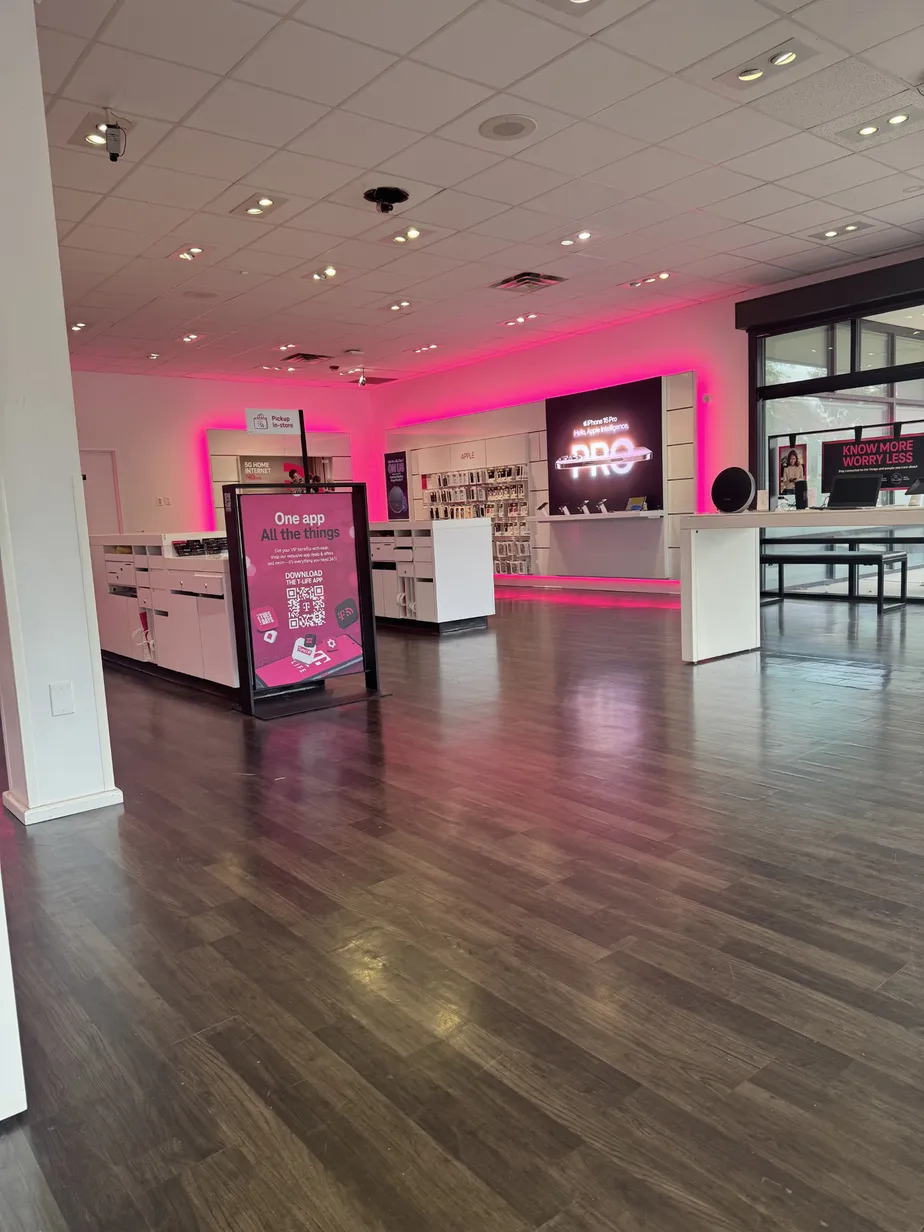  Interior photo of T-Mobile Store at Crossways, Chesapeake, VA 