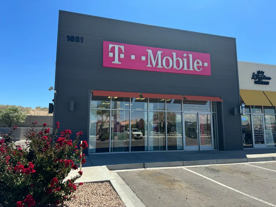  Exterior photo of T-Mobile Store at Main St & Grant Blvd, Los Lunas, NM 