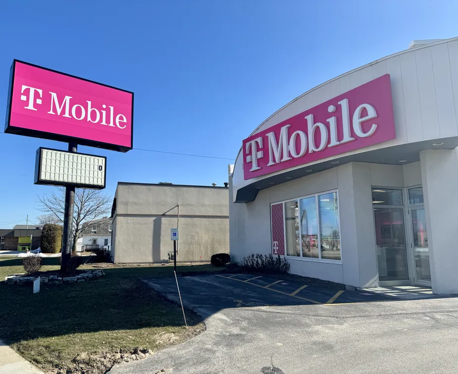  Exterior photo of T-Mobile Store at Calumet Ave & S 32nd St, Manitowoc, WI 