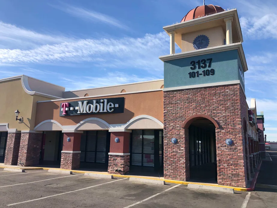 Exterior photo of T-Mobile store at 33rd Ave & Indian School, Phoenix, AZ