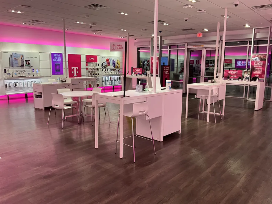 Foto del interior de la tienda T-Mobile en Bob Bullock & Clark, Laredo, TX