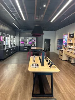 Foto del interior de la tienda T-Mobile en Shoppes at Blackstone Valley, Millbury, MA