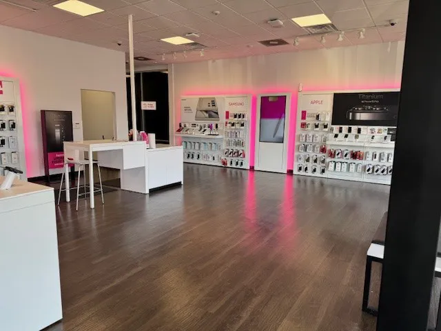 Foto del interior de la tienda T-Mobile en Cobb Corners Dr & Benvenue Rd, Rocky Mount, NC
