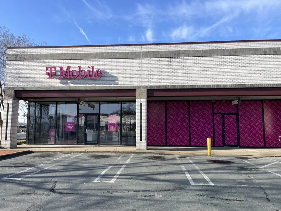  Exterior photo of T-Mobile Store at Midlothian & Moorefield Park, Richmond, VA 