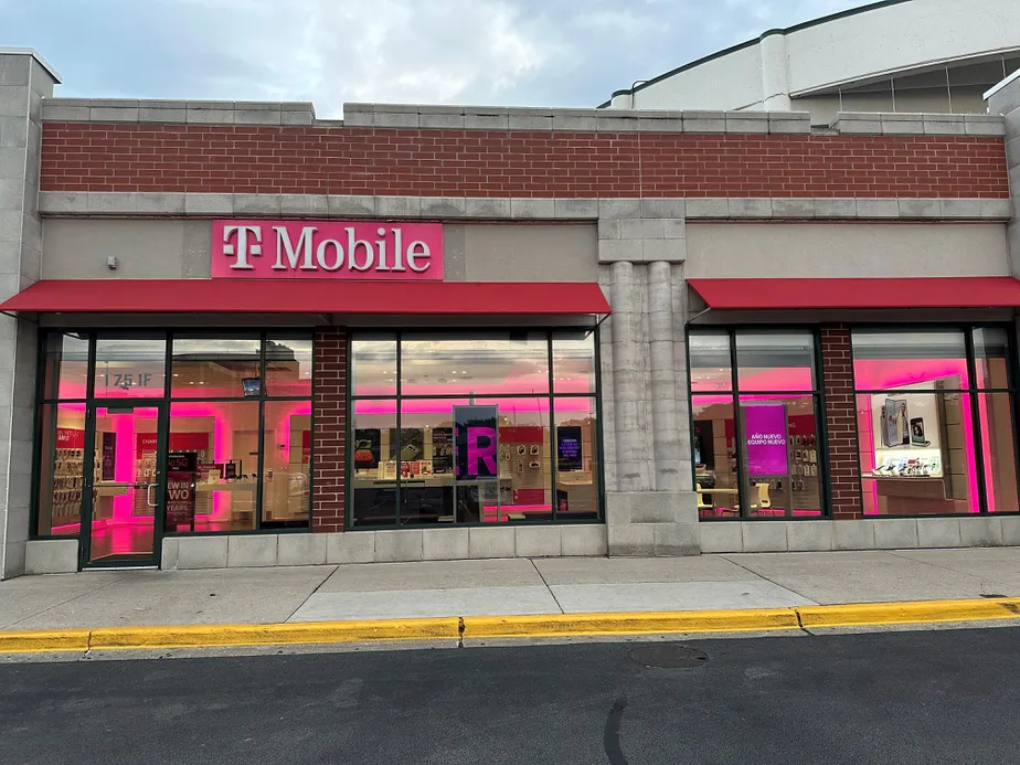 Exterior photo of T-Mobile Store at W Howard & N Clark, Chicago, IL