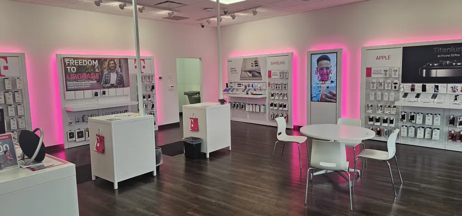 Foto del interior de la tienda T-Mobile en BRdway Bluffs Dr & Trimble Rd, Columbia, MO