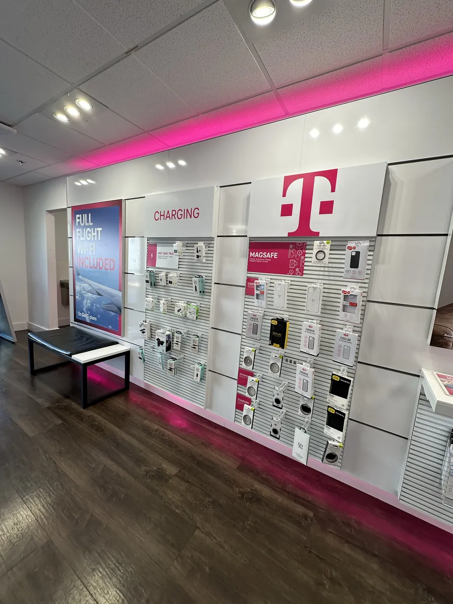 Foto del interior de la tienda T-Mobile en Santa Rosa Ave & Yolanda Ave, Santa Rosa, CA