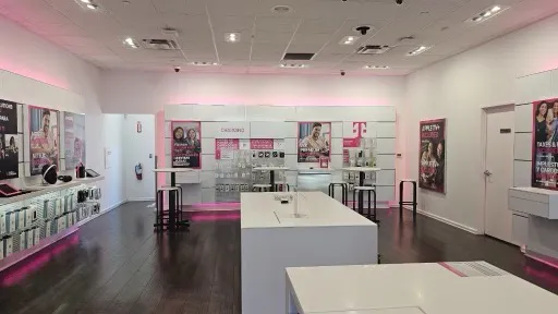 Foto del interior de la tienda T-Mobile en Ave R & 47th St, Palmdale, CA