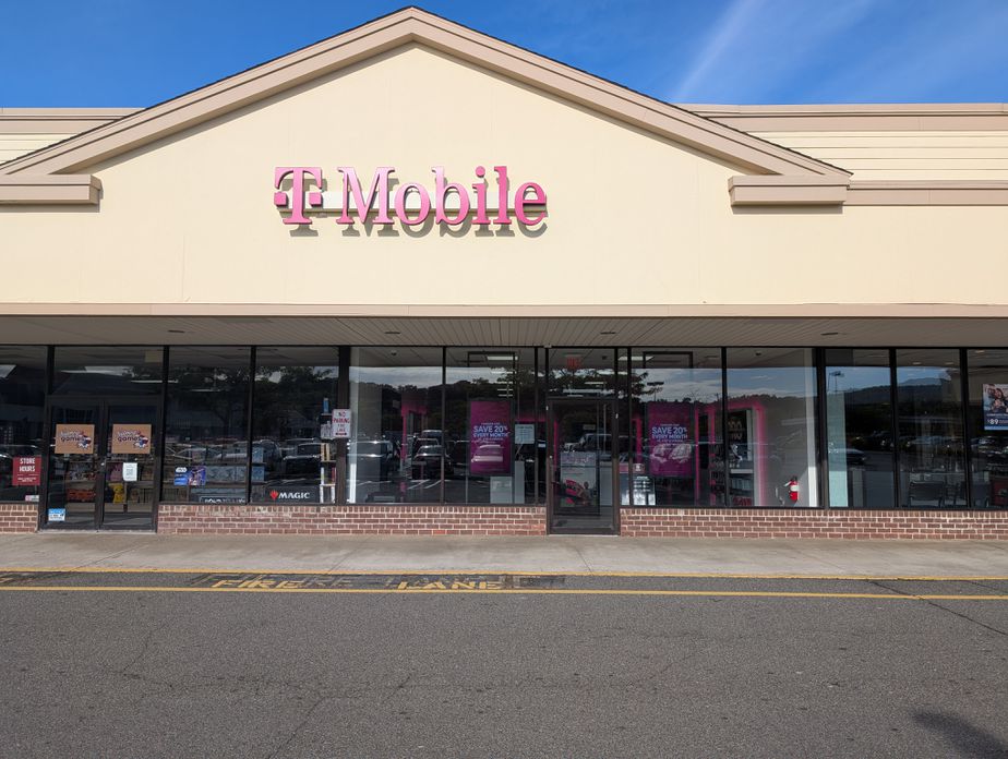 Exterior photo of T-Mobile Store at New Milford Shopping Plaza, New Milford, CT