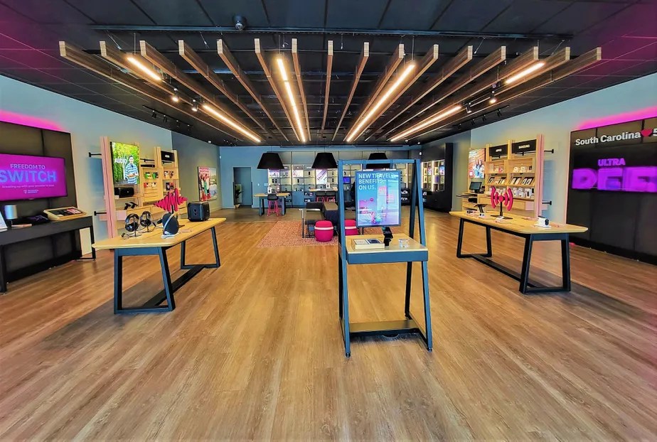 Foto del interior de la tienda T-Mobile en Two Notch & Fore, Columbia, SC