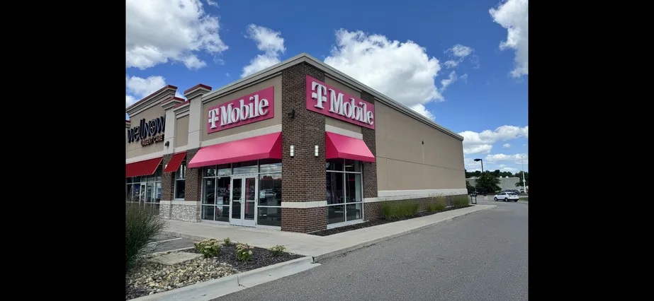  Exterior photo of T-Mobile Store at M-89 & 12th, Plainwell, MI 