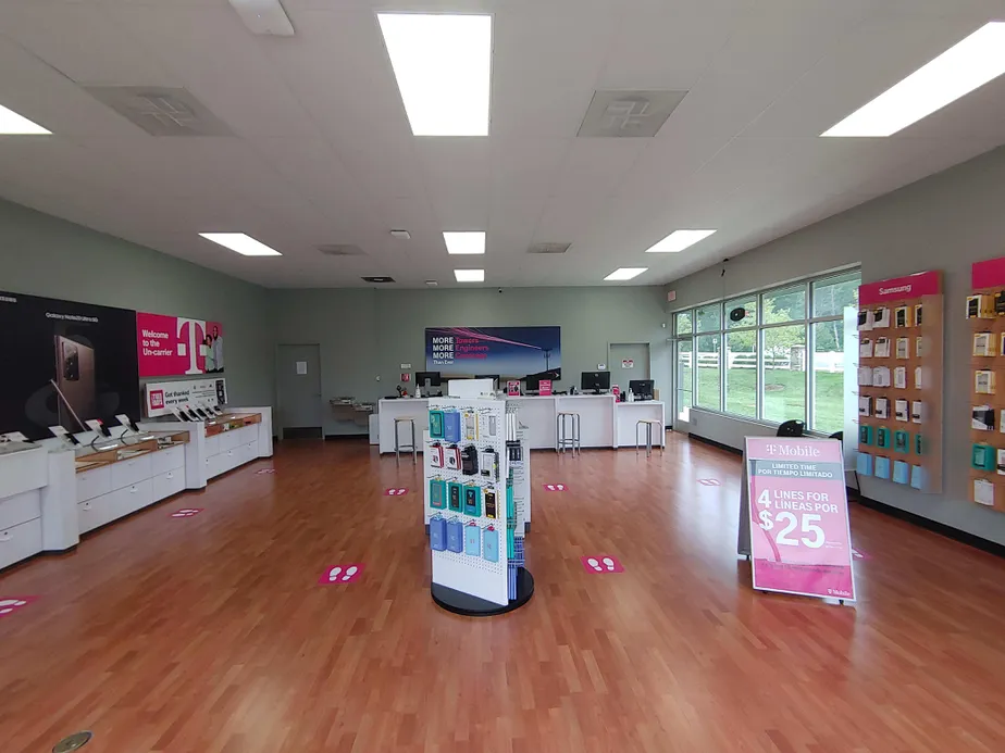 Foto del interior de la tienda T-Mobile en Dulles Landing Dr & Dulles West Blvd, Dulles, VA