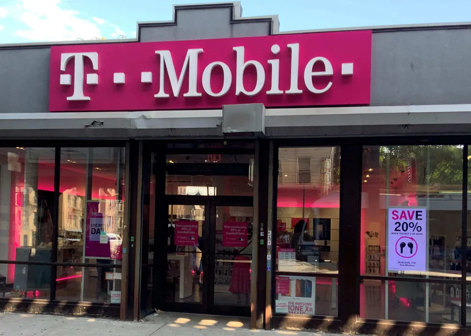 Exterior photo of T-Mobile store at Alameda & Glazebrook, Corpus Christi, TX