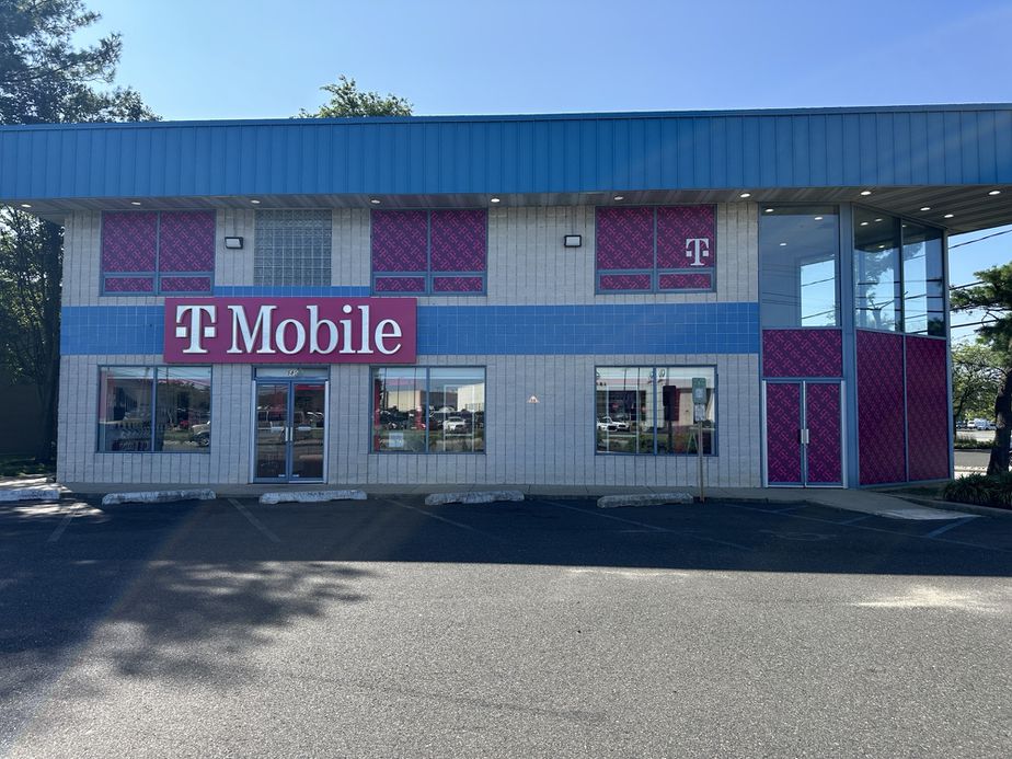 Exterior photo of T-Mobile Store at Rt 38 - Lowes Center, Maple Shade, NJ