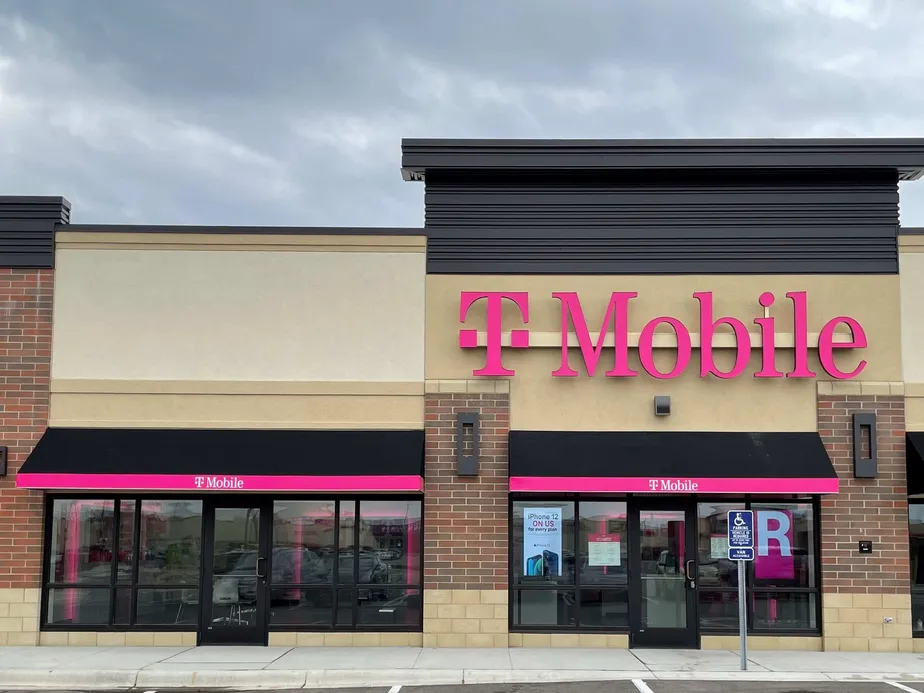 Exterior photo of T-Mobile store at Hwy 15 & Freemont Ave Sw, Hutchinson, MN