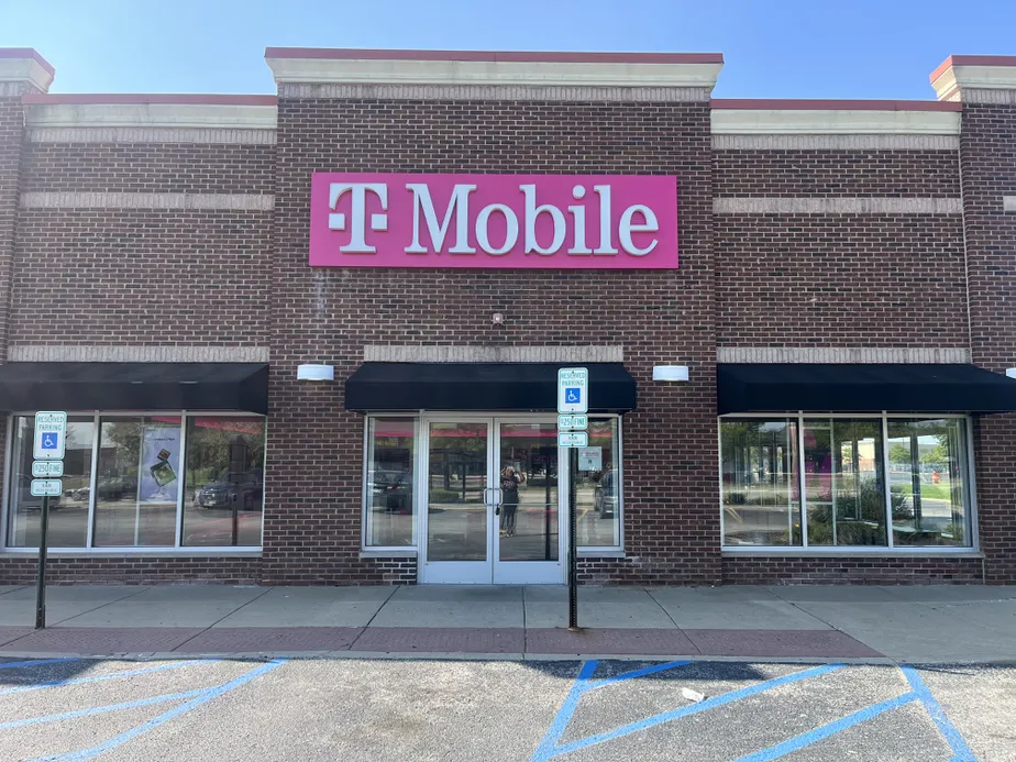Exterior photo of T-Mobile Store at 167th & Crawford, Country Club Hills, IL