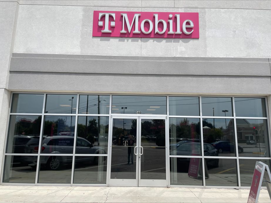 Exterior photo of T-Mobile Store at Wards Corner, Norfolk, VA
