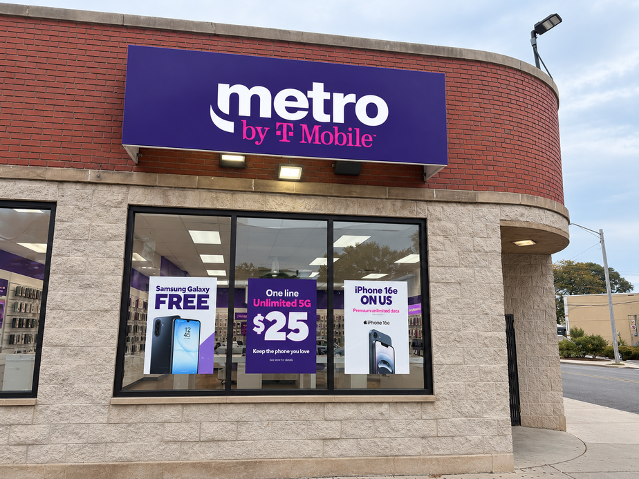 Metro by T-Mobile 610 W Chicago Ave - 610 W Chicago Ave 