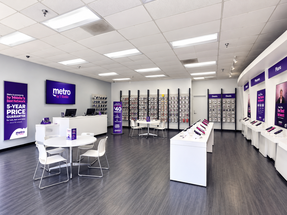 Metro by T-Mobile 1551 W 7th St - 1551 W 7th St 