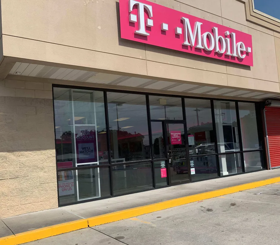 Foto del exterior de la tienda T-Mobile en O'neal Lane & I-12, Baton Rouge, LA
