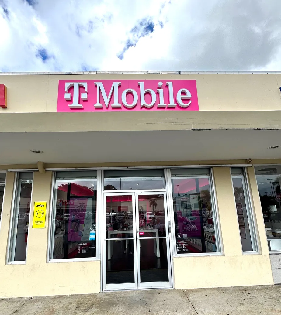 Exterior photo of T-Mobile Store at University Plaza, Mayaguez, PR