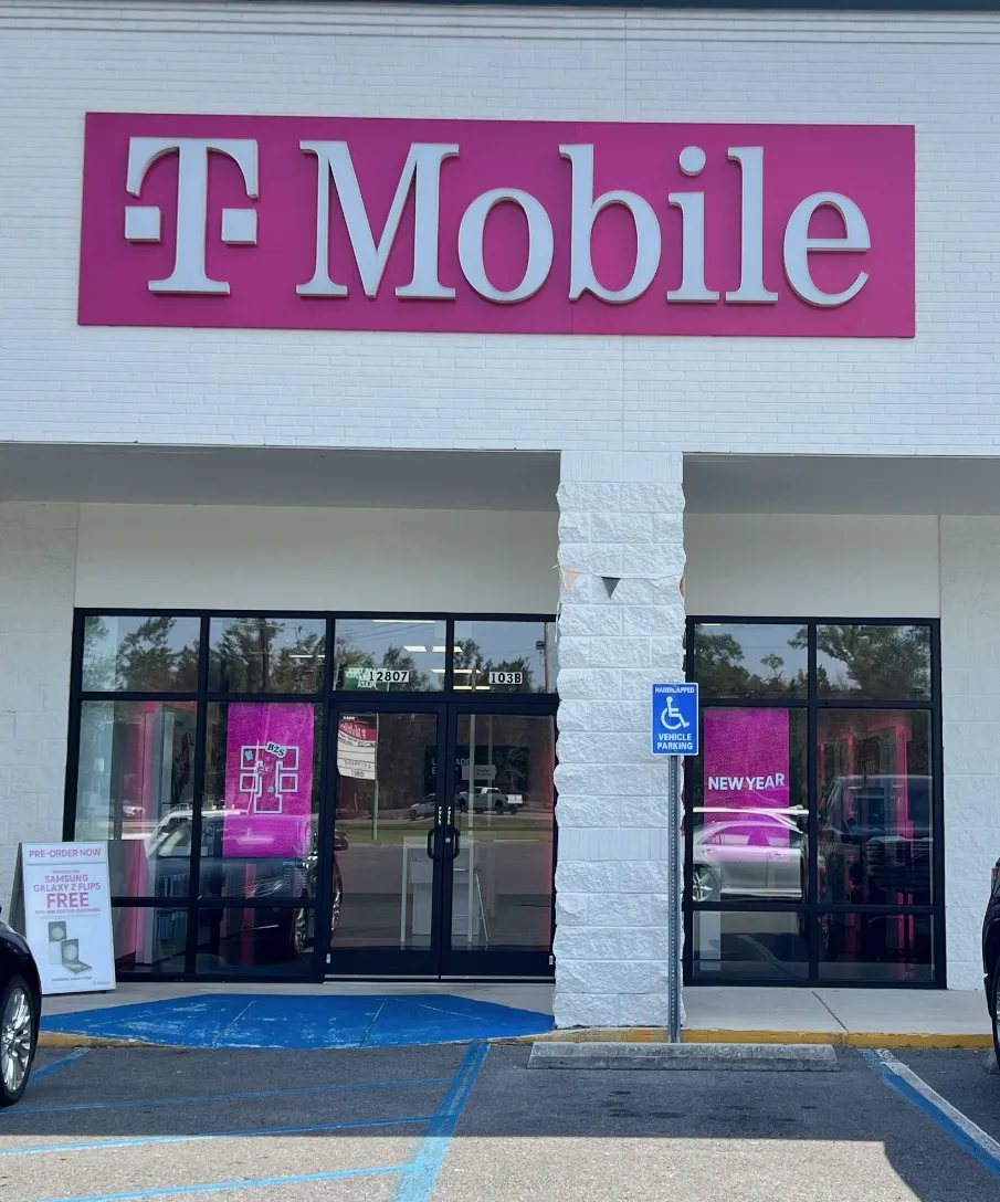 Exterior photo of T-Mobile Store at US 90 & Coronador Dr, Luling, LA