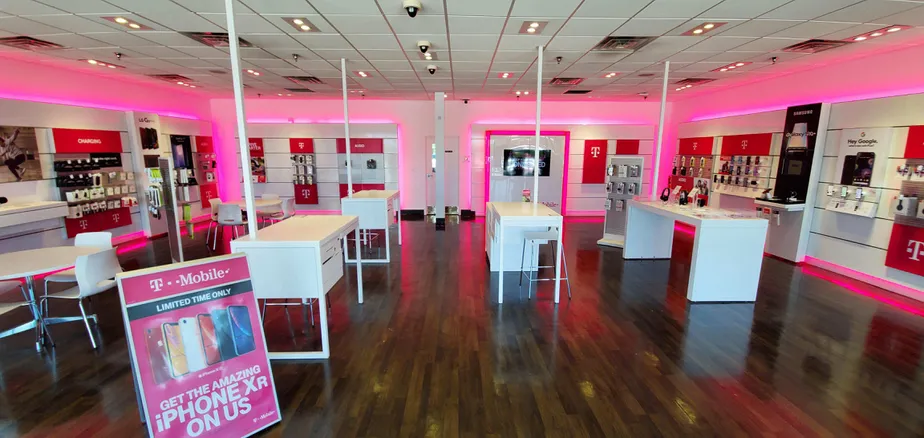 Foto del interior de la tienda T-Mobile en Lumberton, Lumberton, NC